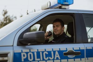 Policjant w radiowozie