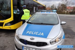 Policjant podczas kontroli autobusu