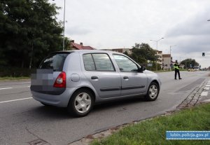 Samochód skręca na miejsce wyznaczone do kontroli drogowej