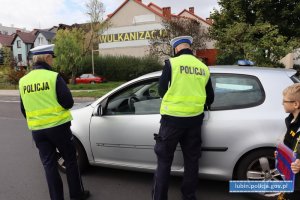 Policjanci przy samochodzie osobowym