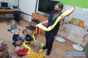 Policjantka przekazuje dzieciom węża spacerowego