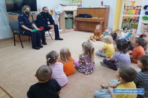 Policjanci rozmawiają z dziećmi