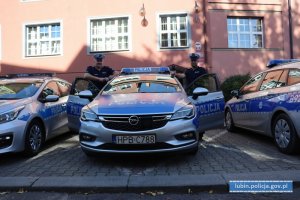 Policjanci ruchu drogowego przy radiowozie