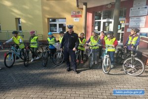 Zdjęcie grupowe policjanta z dziećmi