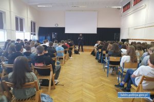 Aula szkoły i spotkanie policjantów z uczniami