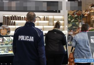 WSPÓLNE KONTROLE LUBIŃSKICH POLICJANTÓW Z PRACOWNIKAMI SANEPIDU W SKLEPACH I MARKETACH