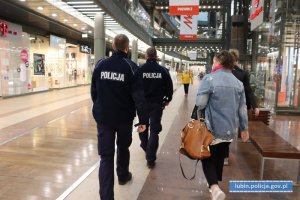 Dzielnicowi i pracownice sanepidu podczas kontroli przestrzegania obostrzeń w galerii