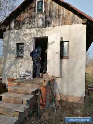 Policjant sprawdza osoby przebywające w pustostanie