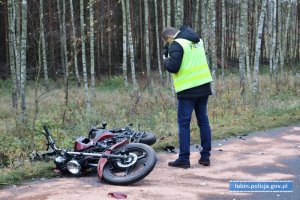 Technik kryminalistyki robi zdjęcie motorowerowi