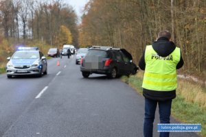 Technik kryminalistyki robi zdjęcia pojazdowi, który brał udział w wypadku