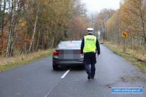 Policjant idzie w kierunku radiowozu