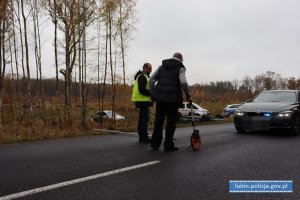 Policjant i biegły z zakresu wypadków drogowych podczas oględzin miejsca zdarzenia