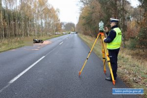 Policjant podczas czynności oględzin miejsca zdarzenia