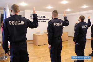 Policjanci stoją na baczność i składają ślubowanie