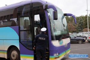 Policjanci kontrolują autobus