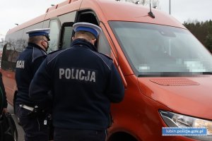 Policjanci ruchu drogowego  podczas kontroli busa