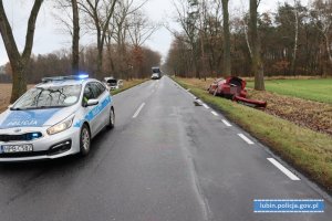 Miejsce zdarzenia drogowego. W tle radiowóz , pojazdy biorące udział w kolizji