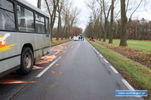 Bok uszkodzonego autobusu stojącego na jezdni po kolizji na drodze