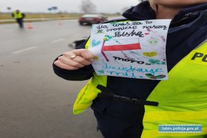 Policjantka trzyma w ręce laurkę od dziecka