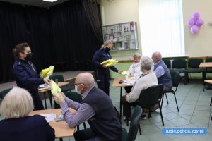 Policjantki rozdają seniorom kamizelki odblaskowe