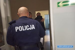 Policjanci z zatrzymanym