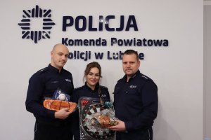 Policjanci z prezentem dla chłopca