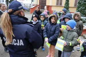 Policjanci rozdali dzieciom kamizelki odblaskowe.