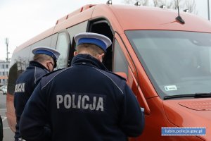 Policjanci kontrolują przestrzeganie obostrzeń w busie