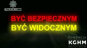 Zdjęcie ilustracyjne z napisem bądź bezpiecznym bądź widocznym oraz logo policji i logo Fundacji KGHM