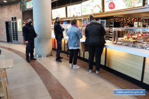 Policjanci i pracownicy sanepidu kontrolują lokale gastronomiczne