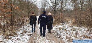 Policjant wspólnie z pracownikami socjalnymi sprawdzają miejsca, gdzie mogą przebywać osoby bezdomne