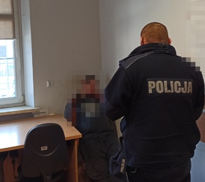 Policjant z podejrzanym o włamanie do sklepów