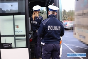 Policjanci podczas kontroli autobusu