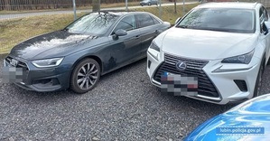 Dwa pojazdy marki Audi i Lexus na parkingu