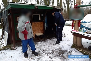 Każdego dnia ich życiu zagraża niebezpieczeństwo. Policjanci pomagają osobom bezdomnym