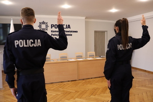 Policjant i policjantka podczas ślubowania