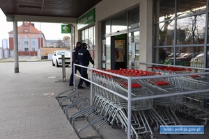 Policjanci wchodzą do sklepu