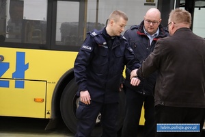 Policjant pokazuje chwyty dwóm mężczyznom