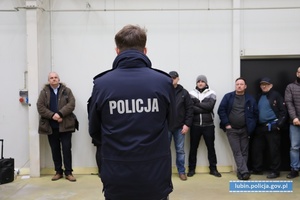 Policjant szkoli kierowców autobusów