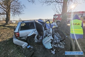 Miejsce wypadku śmiertelnego. Uszkodzony samochód przy drzewie