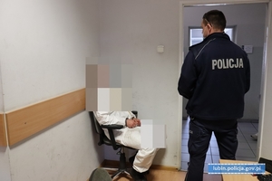 Policjant z zatrzymanym mężczyzną