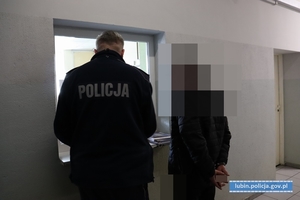 Policjant z zatrzymanym mężczyzną