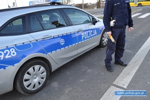 Policjant przy radiowozie