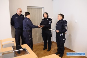 Komendant Powiatowy Policji w Lubinie wręcza listy gratulacyjne policjantkom