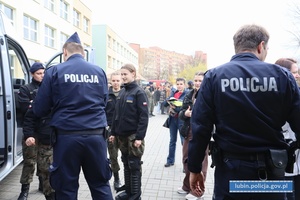 Policjanci podczas dni otwartych w Zespole Szkół nr 2 w Lubinie