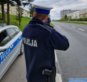 Policjant mierzy prędkość kierującym pojazdami