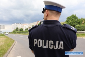 Policjant mierzy prędkość kierujących pojazdami