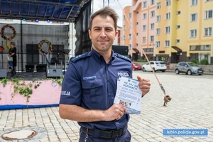 Policjant z ulotkami