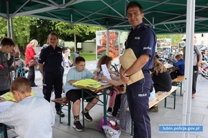 Policjanci na Dniu Dziecka na lubińskim rynku