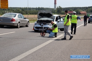 Policjanci na miejscu wypadku drogowego